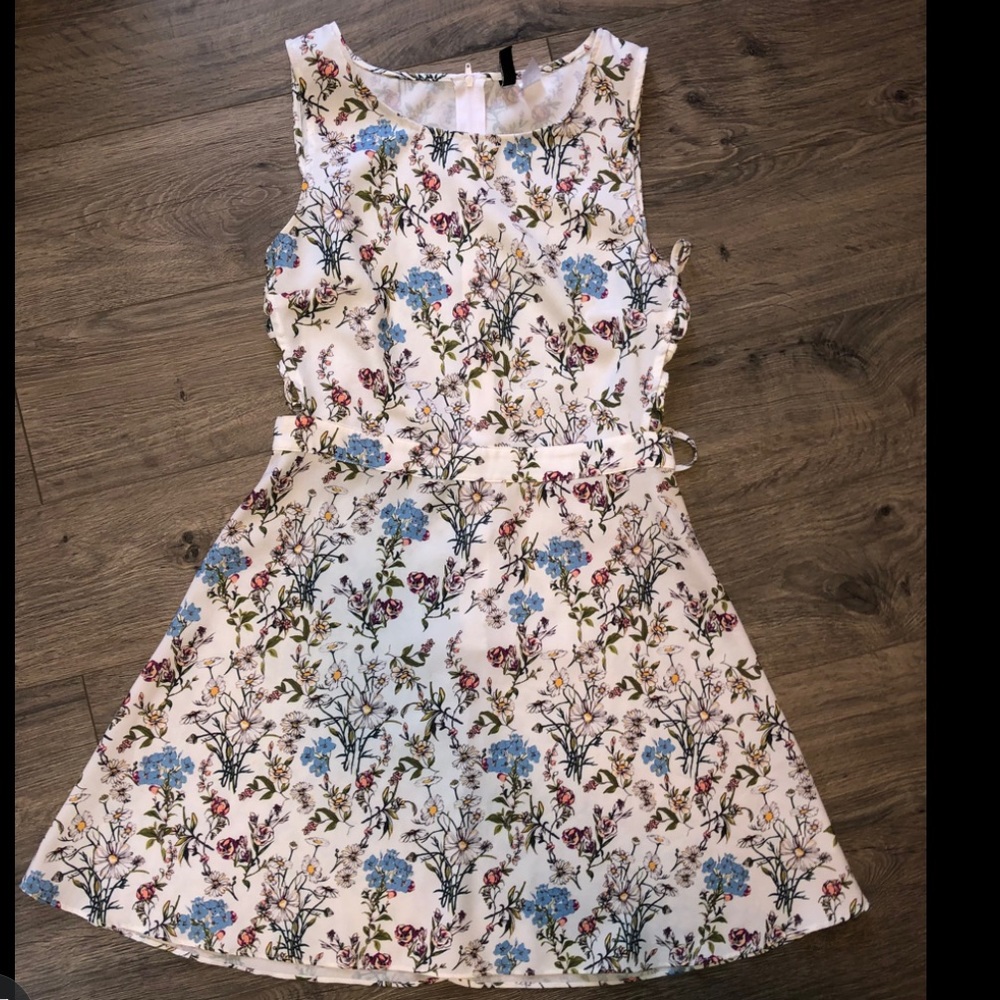H&M white flowered dress. Size 10. Good condition!